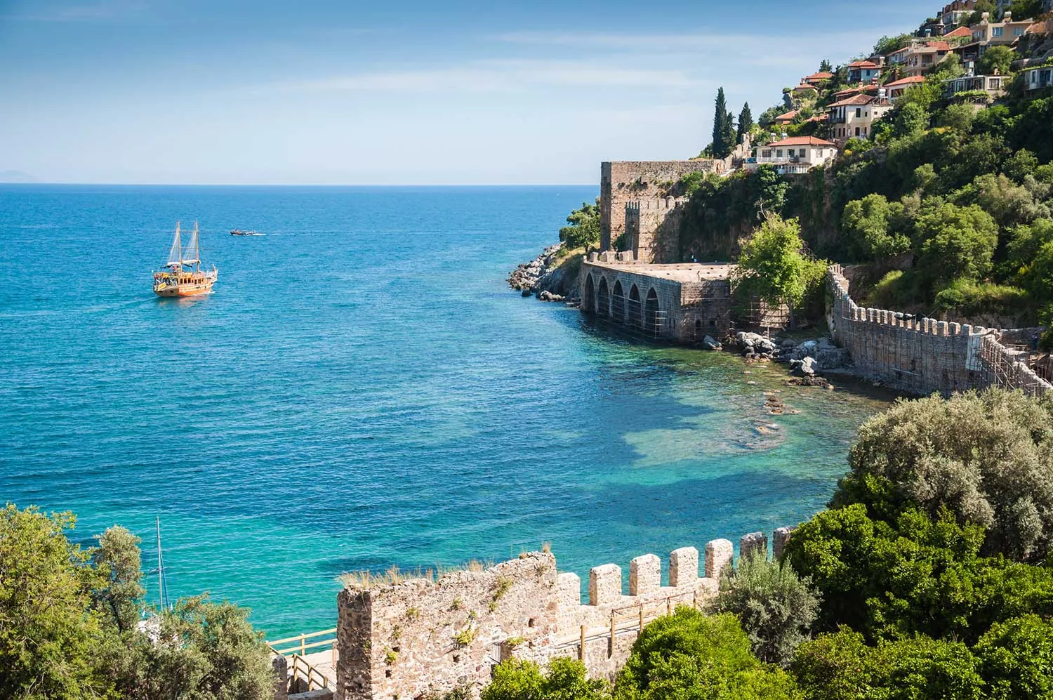 Mediterrane Küste mit historischer Festung und türkisblauem Meer
